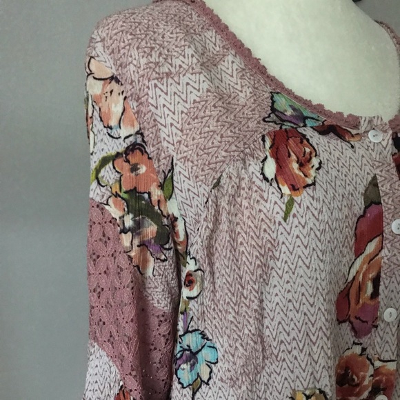 Pink lace and floral blouse - Picture 4 of 5
